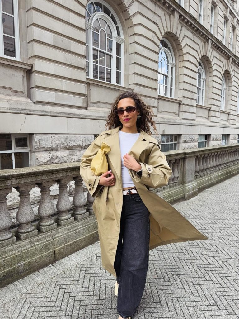 A Beige Trench, White Tee, and Dark Denim: The City Uniform That Never Lets You Down